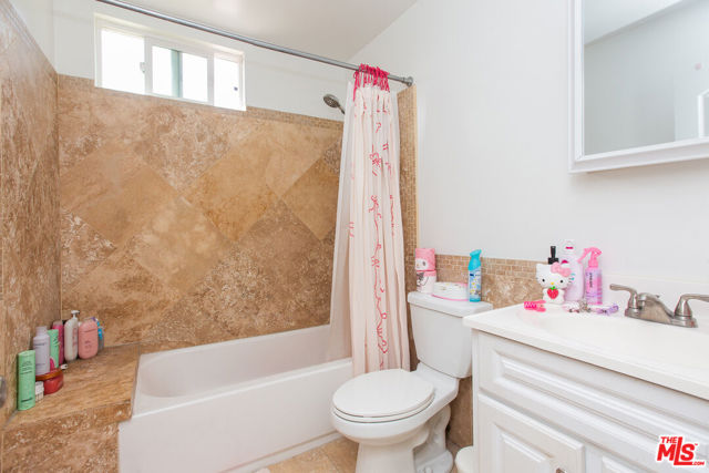 4504 Maplewood Avenue, Los Angeles CA: https://media.crmls.org/mediaz/dd4f00c3-d2ce-4b2d-b01e-ff1ef664a8b1.jpg