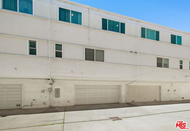 5326 Fairview Boulevard, Los Angeles CA: https://media.crmls.org/mediaz/dd4fab6a-ddcc-46c9-97a3-32bd08b3c733.jpg