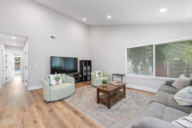 3268 Hilldale Avenue, Simi Valley CA: https://media.crmls.org/mediaz/dd51250b-fc7f-4225-bb46-f8bbabb05549.jpg