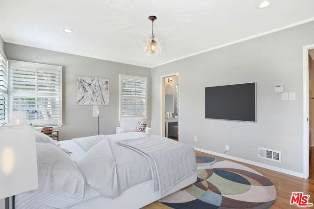 4922 Hayvenhurst Avenue, Encino CA: https://media.crmls.org/mediaz/dd52c40f-319f-451a-bb84-5a6824934d68.jpg