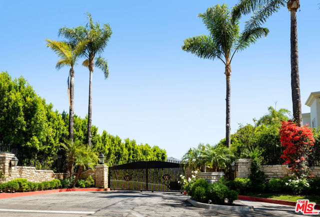 2612 Wallingford Drive, Beverly Hills CA: https://media.crmls.org/mediaz/dd534a3f-d22c-4959-a307-7d9831b4e83b.jpg
