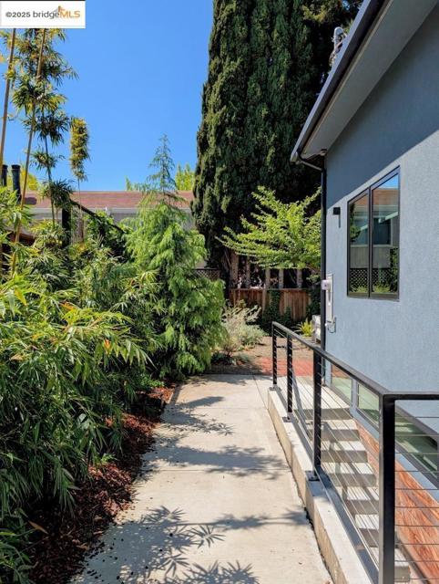 206 Donohoe ST, East Palo Alto CA: https://media.crmls.org/mediaz/dd54cb00-dd0d-4a9d-85f9-4cfc39682024.jpg