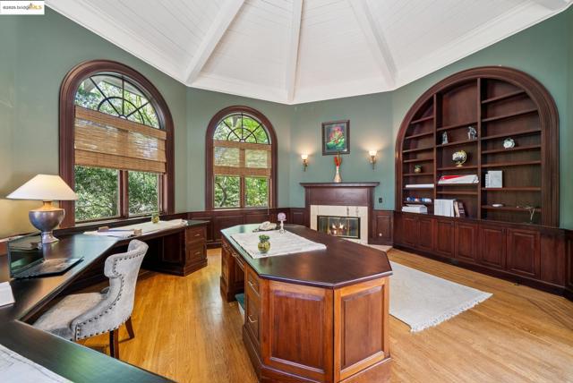 9 Burton Vista Ct, Lafayette CA: https://media.crmls.org/mediaz/dd551afe-be9b-4aef-9636-81f73884690b.jpg
