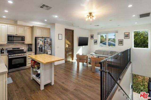 13800 Erwin Street photo 33