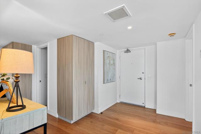 1810 Avenida Del Mundo, Coronado CA: https://media.crmls.org/mediaz/dd566eba-9d0c-4eb5-974a-117c9f467a89.jpg