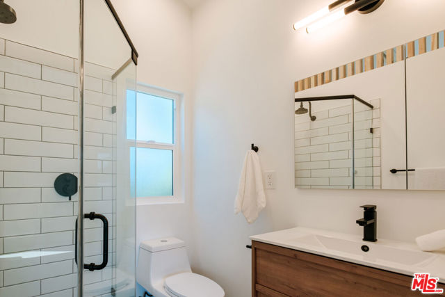 856 858 Coeur D Alene Avenue, Venice CA: https://media.crmls.org/mediaz/dd567b34-4d98-442f-9d7b-cb2f05e94f71.jpg