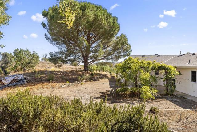 38795 Harris Truck Trail, Fallbrook CA: https://media.crmls.org/mediaz/dd58494c-38d6-4289-aef7-74a41946f1b1.jpg
