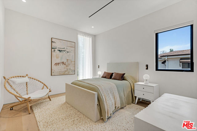 4046 Shadyglade Avenue, Studio City CA: https://media.crmls.org/mediaz/dd58c238-08a7-4aff-8c72-4e5842cc003a.jpg