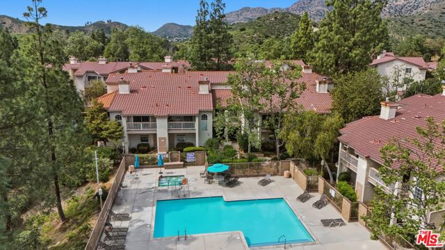 675 Oak Run Trail, Oak Park CA: https://media.crmls.org/mediaz/dd597f7e-1cdc-415c-9253-6626b782a6b9.jpg