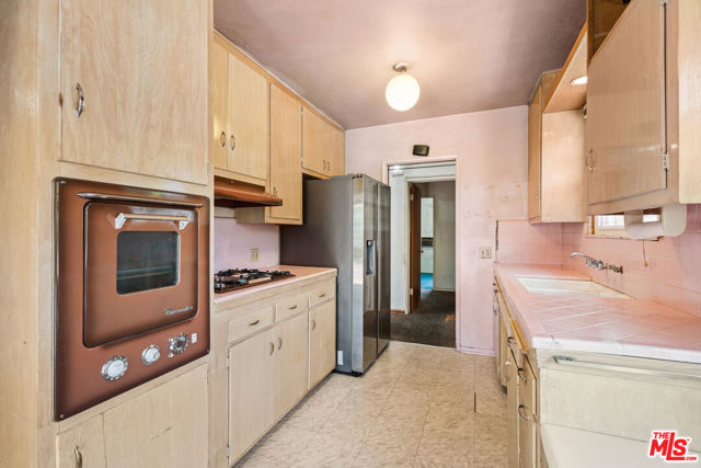 10101 Roscoe Boulevard photo 8