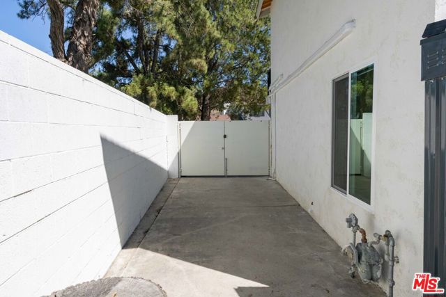 23906 1/2 Darbun Drive, Newhall CA: https://media.crmls.org/mediaz/dd5a8180-c588-497e-b00a-09741163159e.jpg