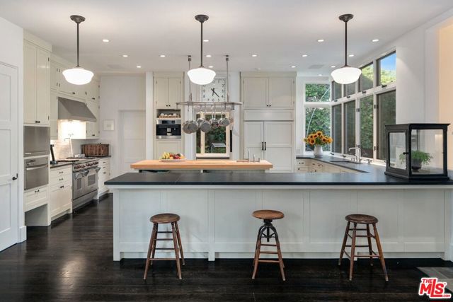 850 Muskingum Avenue, Pacific Palisades CA: https://media.crmls.org/mediaz/dd5b1632-29dc-4c6c-83ad-889265ae5025.jpg