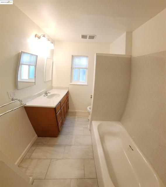 3009 Park Blvd, Oakland CA: https://media.crmls.org/mediaz/dd5bc47b-61c7-409c-873d-84a72a6fc4e5.jpg