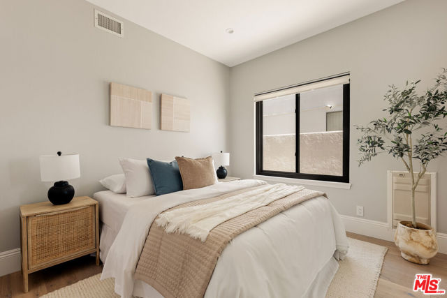 6592 Kentwood Bluffs Drive, Los Angeles CA: https://media.crmls.org/mediaz/dd5c4c37-c2ee-4593-b74e-e654b3afb611.jpg