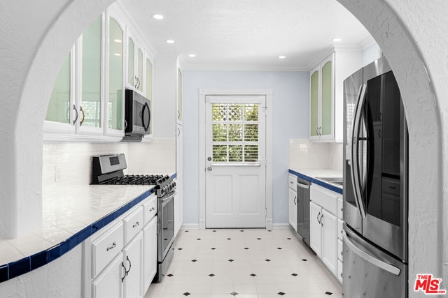 910 N Alfred Street, West Hollywood CA: https://media.crmls.org/mediaz/dd5c7243-721a-455e-a4b5-9129f7e985aa.jpg