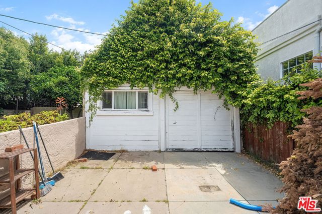 2558 Kelton Avenue, Los Angeles CA: https://media.crmls.org/mediaz/dd5d5cf2-2e65-4176-aa75-e7a74cdcdc8e.jpg