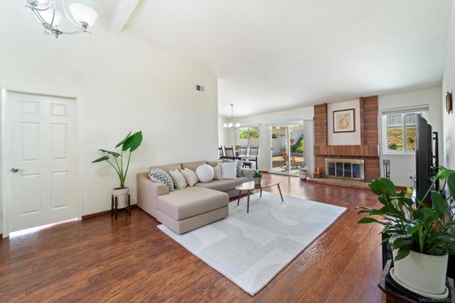 2708 MEDFORD CT, Carlsbad CA: https://media.crmls.org/mediaz/dd5d733b-3f64-4dda-a721-40f2068a4093.jpg