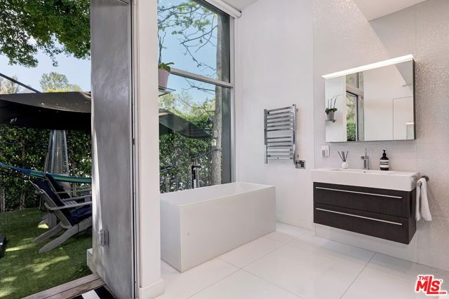 9792 Oak Pass Road, Beverly Hills CA: https://media.crmls.org/mediaz/dd5fd8e1-81aa-49c5-9880-a102494bd59b.jpg