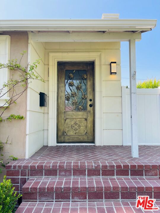 13964 La Maida Street, Sherman Oaks CA: https://media.crmls.org/mediaz/dd61503d-ab99-417e-82f6-251c4fcccd75.jpg