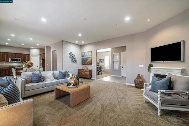 6432 Laurel Creek Pl, Livermore CA: https://media.crmls.org/mediaz/dd622375-9c2e-46d4-939c-e130a713f238.jpg