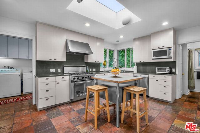 10321 Rochester Avenue, Los Angeles CA: https://media.crmls.org/mediaz/dd62992e-b100-4162-ad64-cf8d4e241d51.jpg
