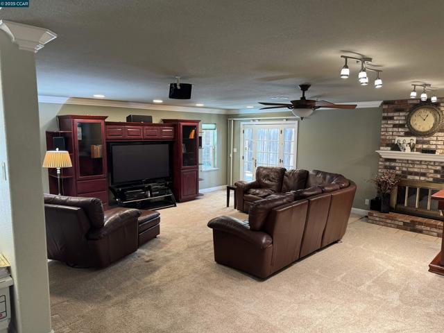 898 Luxury Dr, Concord CA: https://media.crmls.org/mediaz/dd636b11-ec04-4c24-b306-f8ad4662f5f9.jpg