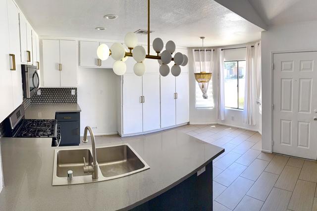 40855 Sandy Gale Lane, Palm Desert CA: https://media.crmls.org/mediaz/dd64e452-c107-4306-afbc-0936dfdebd6d.jpg