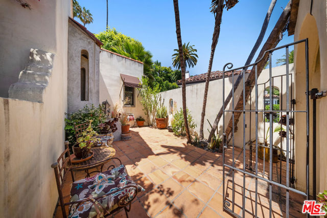 6615 Emmet Terrace, Los Angeles CA: https://media.crmls.org/mediaz/dd64ef12-5f98-4504-90e0-5660bb382aa9.jpg
