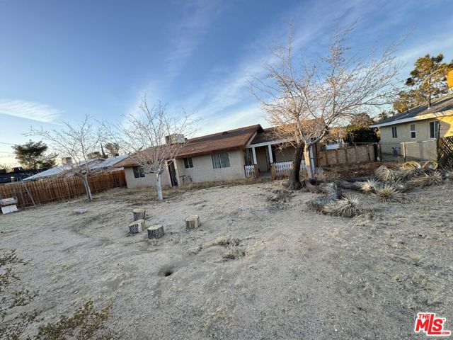 61627 Capilla Drive, Joshua Tree CA: https://media.crmls.org/mediaz/dd653a98-e364-4dce-a06c-e18dee0474ba.jpg