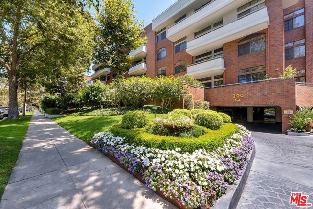 200 N Swall Drive, Beverly Hills CA: https://media.crmls.org/mediaz/dd6592d2-7533-4b38-9165-070191f59c16.jpg