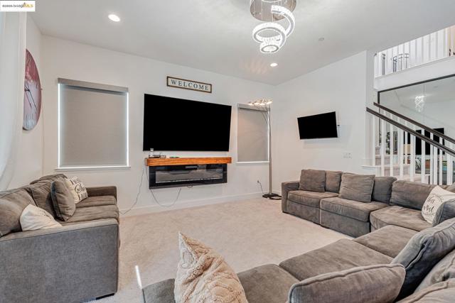 2281 Garden Farms Ave, Lathrop CA: https://media.crmls.org/mediaz/dd6651fe-849c-4ee7-9003-f854ac6178fc.jpg