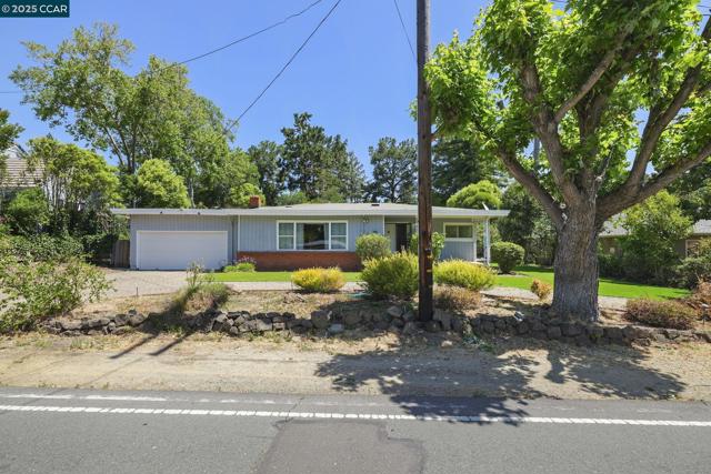 305 Overhill Rd, Orinda CA: https://media.crmls.org/mediaz/dd6789ad-29d9-4ca2-b062-46c7f3cf0d96.jpg