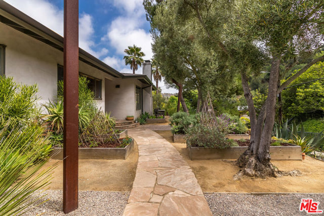8631 Allenwood Road, Los Angeles CA: https://media.crmls.org/mediaz/dd679679-4ef7-4447-9727-4c611abd3f60.jpg