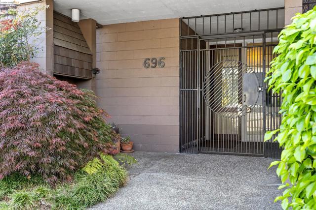 696 Athol Ave, Oakland, California 94610, 1 Bedroom Bedrooms, ,1 BathroomBathrooms,Condominium,For Sale,Athol Ave,41058608