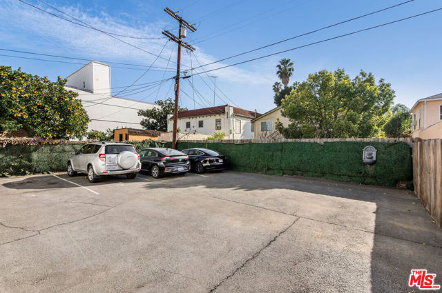 6110 N De Longpre Avenue, Los Angeles CA: https://media.crmls.org/mediaz/dd67c6c5-c8cf-475a-b151-ff584de654a7.jpg