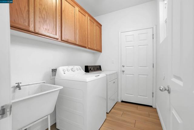 14 Renoir Ct, Oakley CA: https://media.crmls.org/mediaz/dd67d661-1333-4a31-883b-5b3656def469.jpg