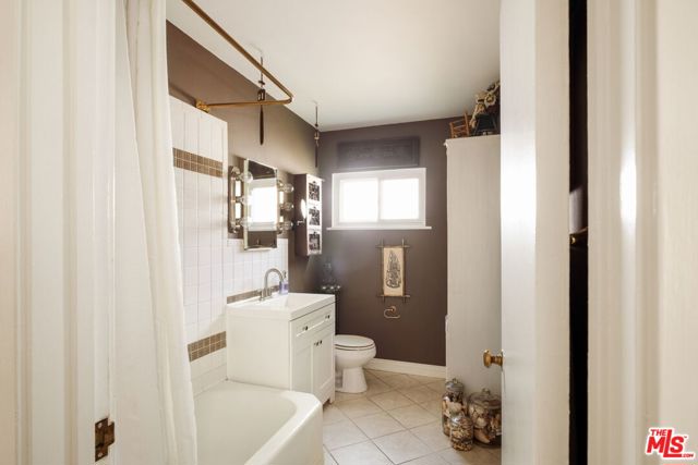 5940 Varna Avenue, Valley Glen CA: https://media.crmls.org/mediaz/dd67e715-03cd-49b1-815f-e9b7d211628f.jpg