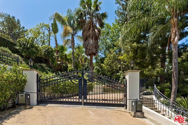 732 Saint Katherine Drive, La Canada Flintridge CA: https://media.crmls.org/mediaz/dd68316e-76d5-42c0-b313-1ee5f1f664d3.jpg