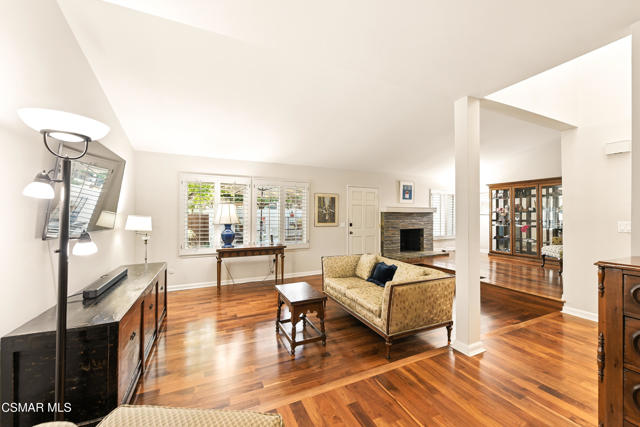 22421 Jeffrey Mark Court, Chatsworth CA: https://media.crmls.org/mediaz/dd684f61-4ab7-4e04-9dc1-c779a6335ecb.jpg