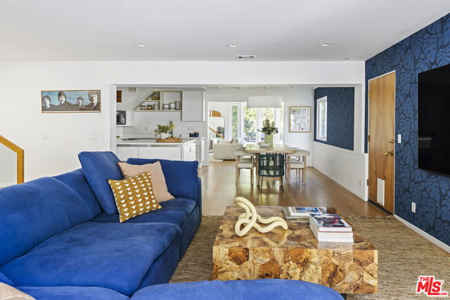 3820 Broadlawn Drive, Los Angeles CA: https://media.crmls.org/mediaz/dd69756e-a387-4398-8e19-96df5bfe2e24.jpg