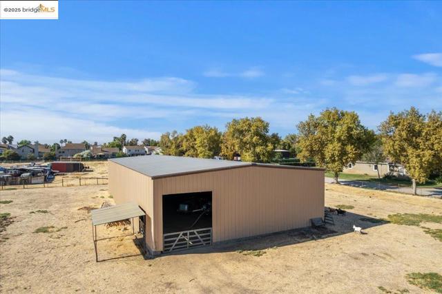 3164 Bixler Rd, Brentwood CA: https://media.crmls.org/mediaz/dd698b17-a3f1-4eb3-99de-02ea197ec396.jpg