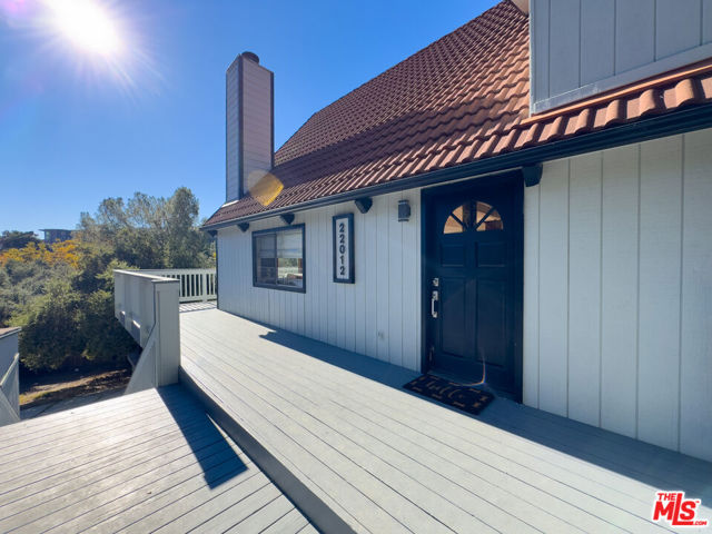 22012 Topanga School Road, Topanga CA: https://media.crmls.org/mediaz/dd69dd14-64c8-44c1-b407-6aa17eb67816.jpg