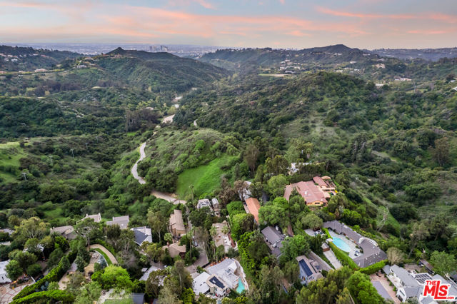 3027 Franklin Canyon Drive, Beverly Hills CA: https://media.crmls.org/mediaz/dd6ab6ce-6039-4fac-a02a-edd81a56f64d.jpg