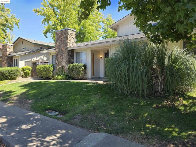 1260 Kenwal Rd, Concord CA: https://media.crmls.org/mediaz/dd6b1abc-236f-436b-b0bf-34c064523275.jpg