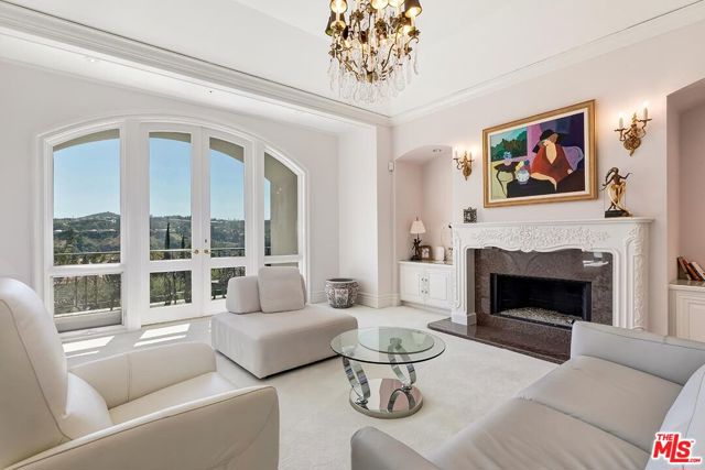 2327 Weybridge Lane, Los Angeles CA: https://media.crmls.org/mediaz/dd6bd45a-d9b6-44b3-9514-fb1c7d7ee81b.jpg