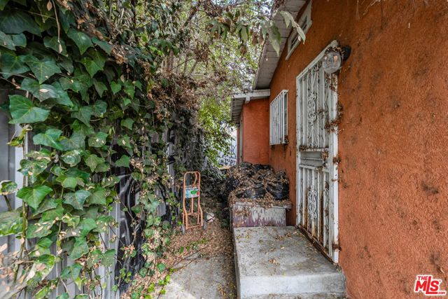 7805 Whitsett Avenue, Los Angeles, California 90001, ,Multi-Family,For Sale,Whitsett,24437463