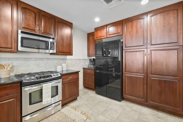 301 Mission Avenue, Oceanside CA: https://media.crmls.org/mediaz/dd6c32af-9280-45e0-8481-05ce64738aaf.jpg