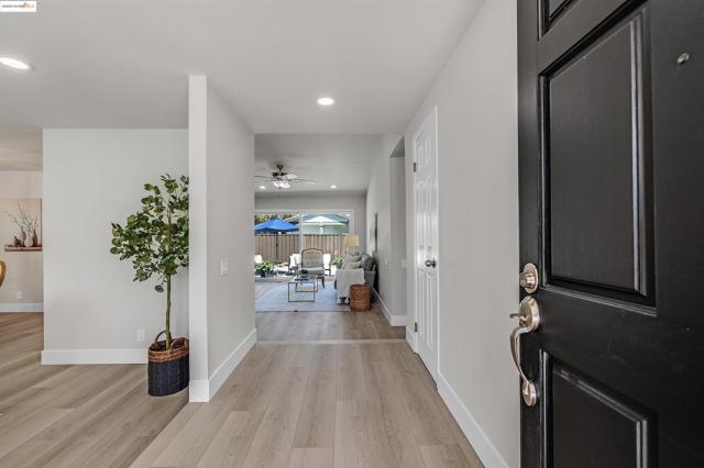 2802 Jones Gate Ct, Pleasanton CA: https://media.crmls.org/mediaz/dd6cb493-8c5e-4e39-824d-fe7235ddedb9.jpg