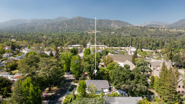 4428 Oakwood Avenue, La Canada Flintridge CA: https://media.crmls.org/mediaz/dd6d6062-1e17-41f1-9203-999fbd8672a3.jpg