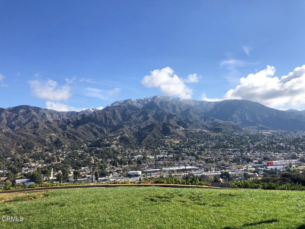 https://media.crmls.org/mediaz/dd6d6ca7-01f6-4191-896c-c15ab8bfc234.jpg?preset=X-Large